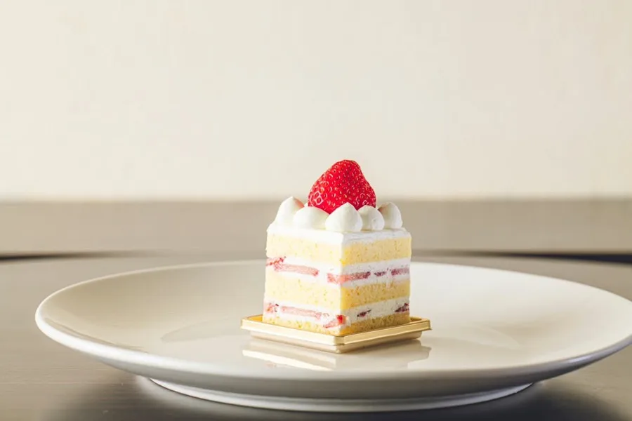 いちごをのせたショートケーキ