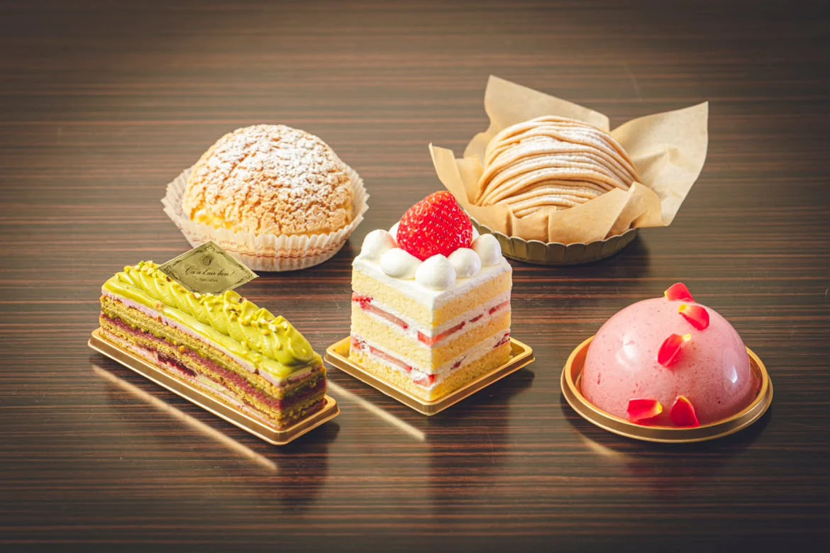 ピスタチオオペラ、シュークリーム、いちごのショートケーキ、モンブラン、ロザスが並んだ様子